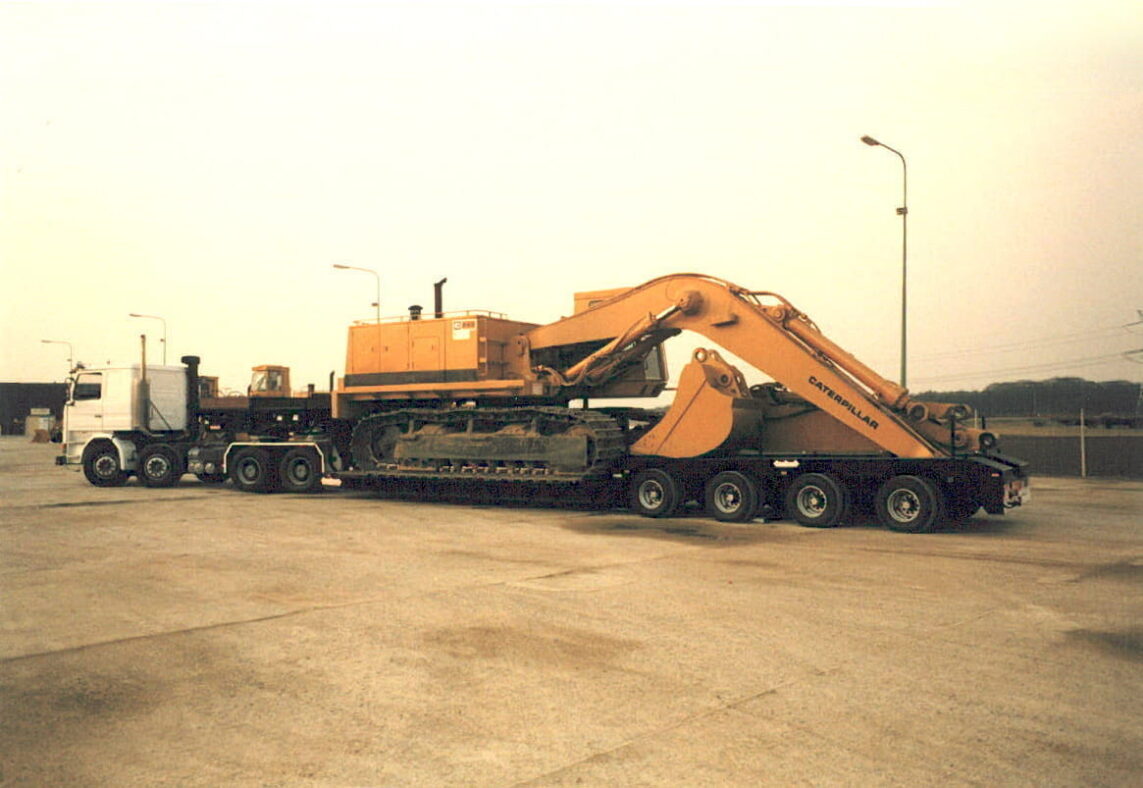 1984-Nooteboom-EURO-with-excavator-through