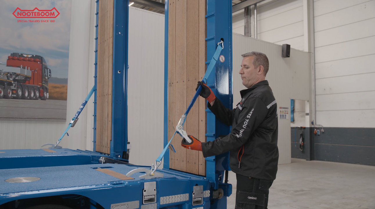 13---Operating-the-hydraulic-ramps-of-a-MPL-Manoovr-semi-low-loader-