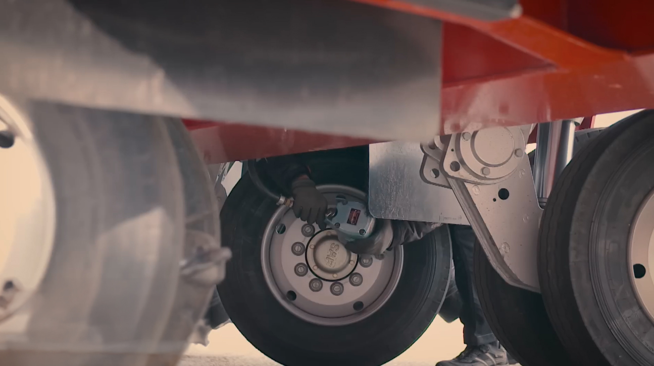 How-to-change-an-inner-wheel-in-15-minutes!---Nooteboom-Trailers-