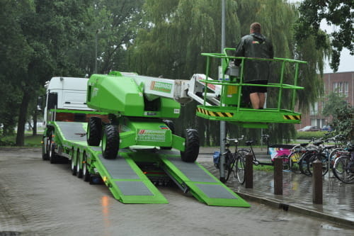 Loading and unloading rolling and crawling equipment